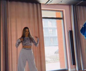 Małgorzata Rozenek-Majdan ćwiczy kocie ruchy na parkiecie. Na razie bardziej lwiątko niż pantera!