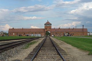 Skandal w Muzeum Auschwitz-Birkenau. Ośmiu turystów zatrzymanych