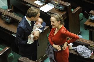 Krzysztof Bosak z żoną Kariną i dzieckiem w Sejmie