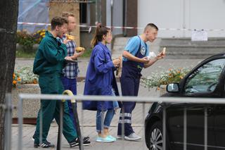 SKLEPIK PADA, A UCZNIOWIE OBJADAJĄ SIĘ PIZZĄ.