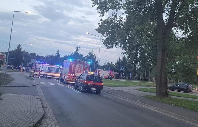Po wypadku wysypali się z auta i padli na ulicę. Leżeli bez sił na środku skrzyżowania