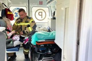 Dziewczynka otulona kocem na rękach strażaka. Na S3 pod Gorzowem Wielkopolskim doszło do potwornego wypadku [ZDJĘCIA] 