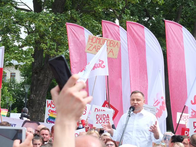 Prezydent Andrzej Duda spotkał się z lublinianami, czekali na niego także tęczowi aktywiści