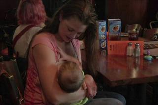 KARMIENIE PIERSIĄ W MIEJSCACH PUBLICZNYCH: matki walczą o prawo do karmienia piersią w restauracji [FILM]