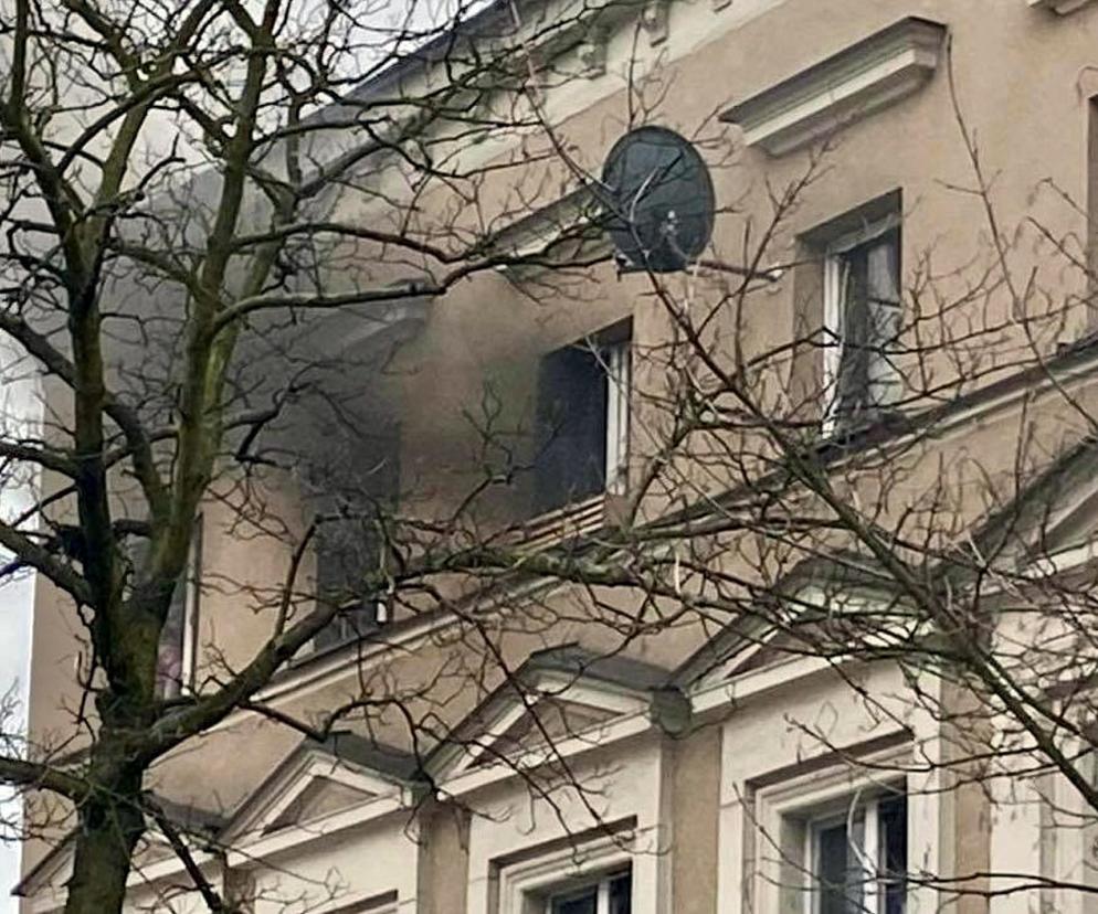 Pożar odciął im drogę ucieczki. Bohaterscy strażacy wynieśli na rękach trzymiesięczne niemowlę