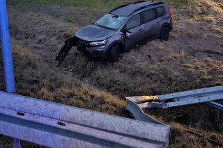 Kierujący dacią dachował w rowie. Wypadek na DK12 niedaleko Borku [ZDJĘCIA]