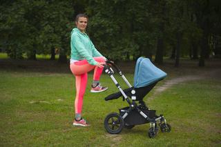 5. Ćwiczenia z wózkiem dla mam po porodzie: pociąganie kolan