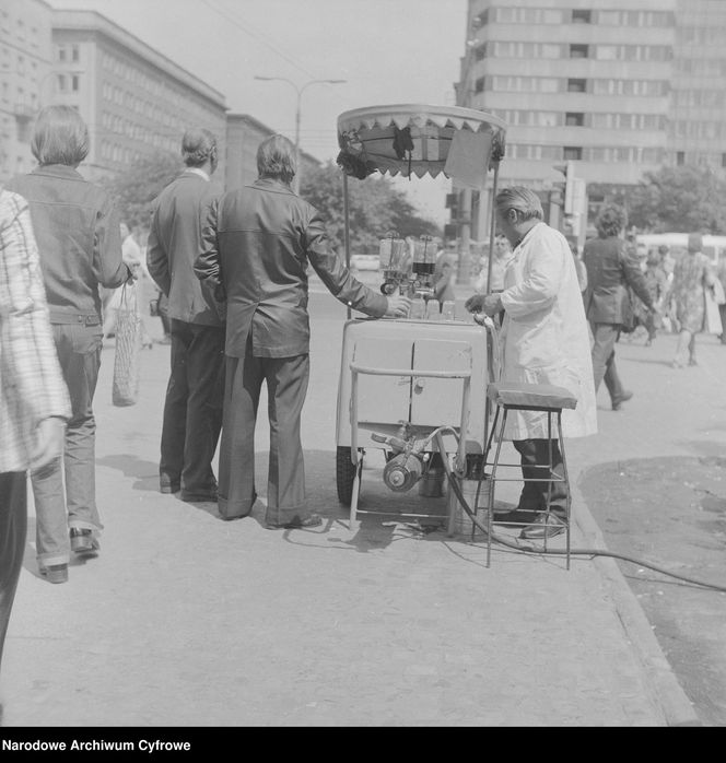 Fast food w PRL: bułka z pieczarkami i kiełbaska z wody