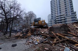 Spłonęła koparka, którą zburzyli najstarszą czynszówkę na Woli. „To z zemsty za tę kamienicę”