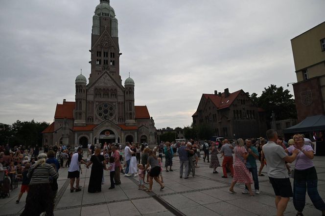 Ruda Śląska tańczy jak dawniej. Międzypokoleniowa potańcówka na rynku porwała tłumy
