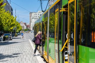 Absurdalna sytuacja w poznańskim tramwaju. Motorniczy wyprosił z pojazdu kobietę z trójką dzieci 