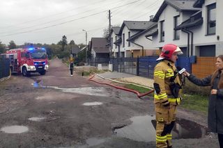 Dogaszanie pożaru hali produkcyjnej w Czeladzi