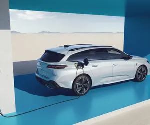 Nowy Peugeot E-308. Zasięg kompakta robi wrażenie