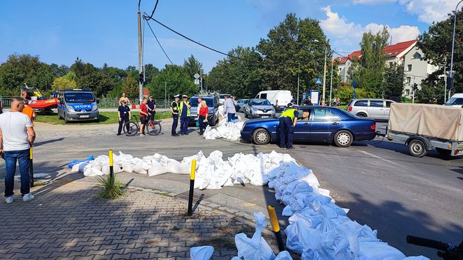 ieszkańcy w pocie czoła układają worki z piaskiem i zabezpieczają swoje budynki