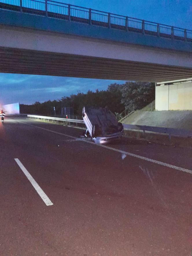 Stemplew. Śmiertelny wypadek na A2. W karambolu zginęła kobieta, wiele osób rannych [ZDJĘCIA].