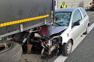 Groza na A1. Wjechał autem w tył ciężarówki. Zdjęcia mówią bardzo wiele