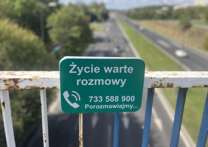 "Życie jest warte rozmowy". Na wiaduktach w Lublinie pojawiły się tabliczki dla ludzi w kryzysie