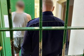 Trzech zbirów rzuciło się na ofiarę. Dwóch było ściganych, czeka ich więzienie