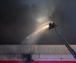 Trwa dogaszanie pożaru hali w Gdańsku. RCB wydało specjalny alert!