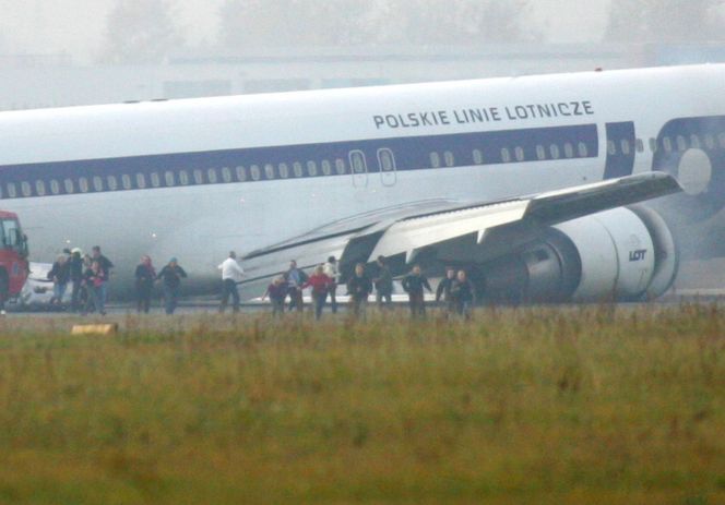 Kapitan Wrona dokonał heroicznego lądowania bez podwozia