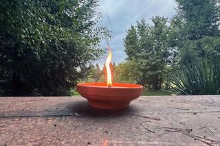 Ekologiczne znicze nagrobne – ceramiczny zalewany Kalia (oferowany na Allegro.pl/BlaskBeskidu)