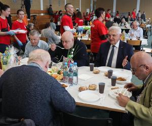 Śniadanie wielkanocne 2024 dla potrzebujących i samotnych w Białymstoku