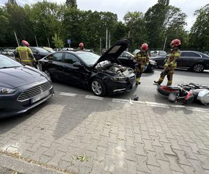 Motocyklista zderzył się z oplem i walnął w forda. Poważny wypadek na Pradze-Północ kont. Warszawa