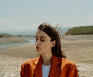 Te kolory będą rządzić jesienią i zimą 2025/26. Sprawdź, czy masz je w swojej szafie 