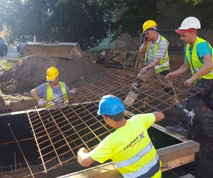 ​Przygotowują fundamenty pod nowy pomnik w Lesznie. Zobacz, jak będzie wyglądał