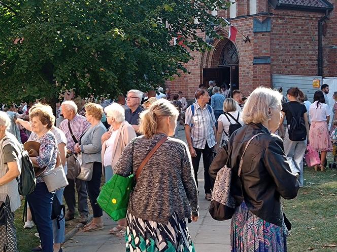   Tłumy pielgrzymów w Gietrzwałdzie. Trwa odpust i dożynki archidecezjalne. Zobacz zdjęcia