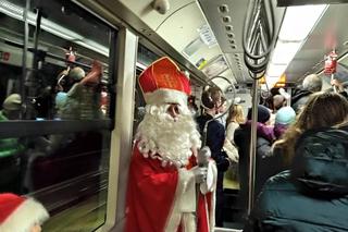 Świąteczny tramwaj wyjechał na krakowskie tory, a w nim Święty Mikołaj!