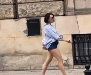 Anna Popek w krótkich szortach paraduje po mieście.