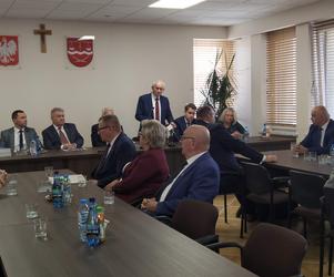 Rozdanie czeków samorządowcom z gmin powiatu siedleckiego - dotacje na inwestycje z Polskiego Ładu 06.06.2022