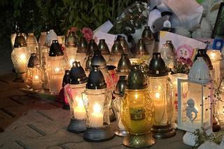 Tak pożegnali 9-letnią Ewę. Zginęła pod kołami tira. Morze kwiatów i zniczy. A po środku białe pluszowe misie