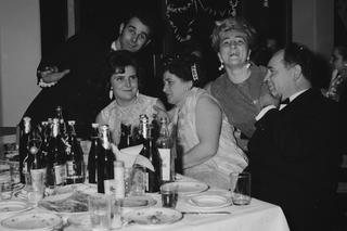 Sylwestrowy zawrót głowy za czasów PRL. Tak wyglądały bale pod znakiem trwałej ondulacji i radzieckiego szampana [ARCHIWALNE ZDJĘCIA]