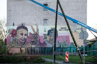 Mieszkańcy uwiecznieni na ścianie. Blok socjalny we Wrocławiu zyskał wyjątkowy mural [ZDJĘCIA]
