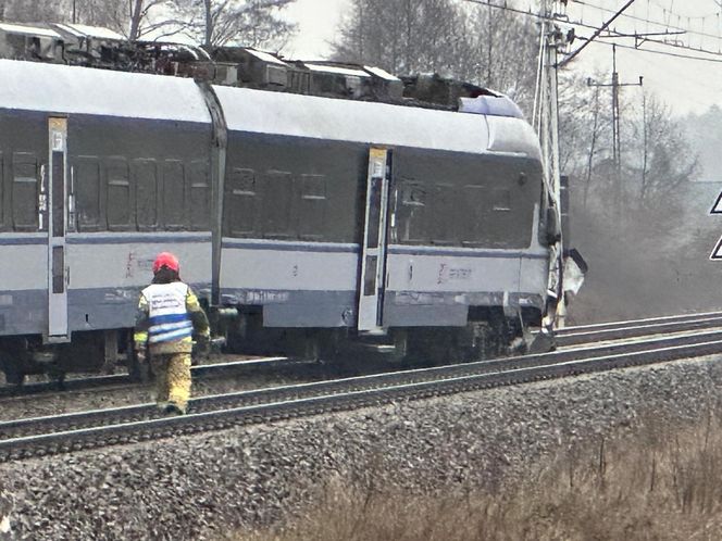 Zderzenie pociągu z ciężarówką. Skład PKP Intercity się wykoleił. Trwa akcja ratunkowa