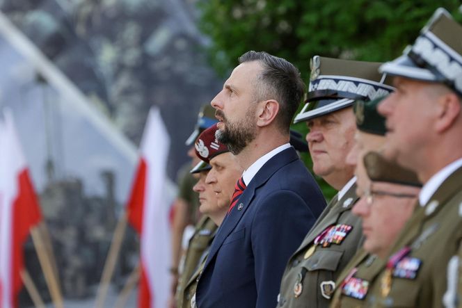 Szef MON wręczył odznaczenia żołnierzom