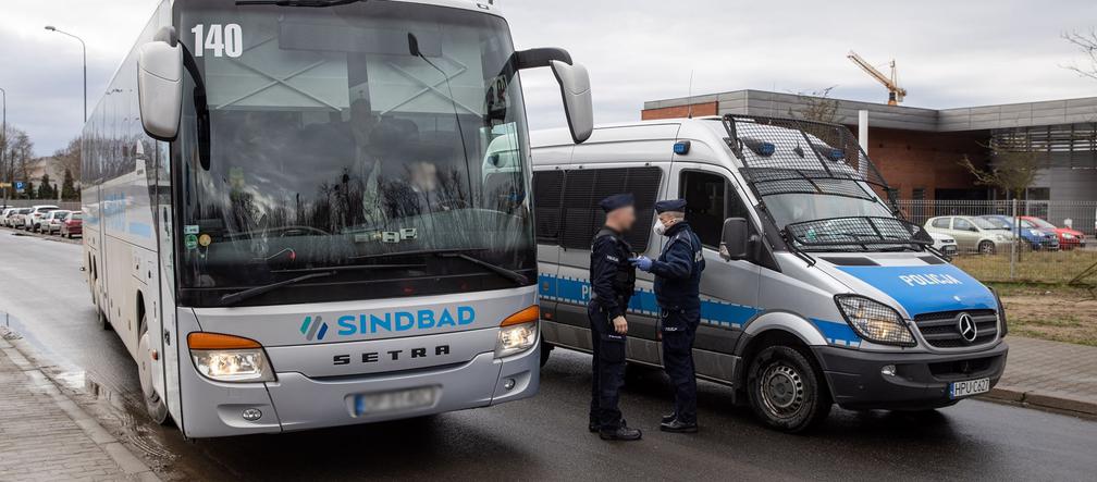 Autokar ESKORTOWANY przez policję! Powód? Podejrzenie koronawirusa!