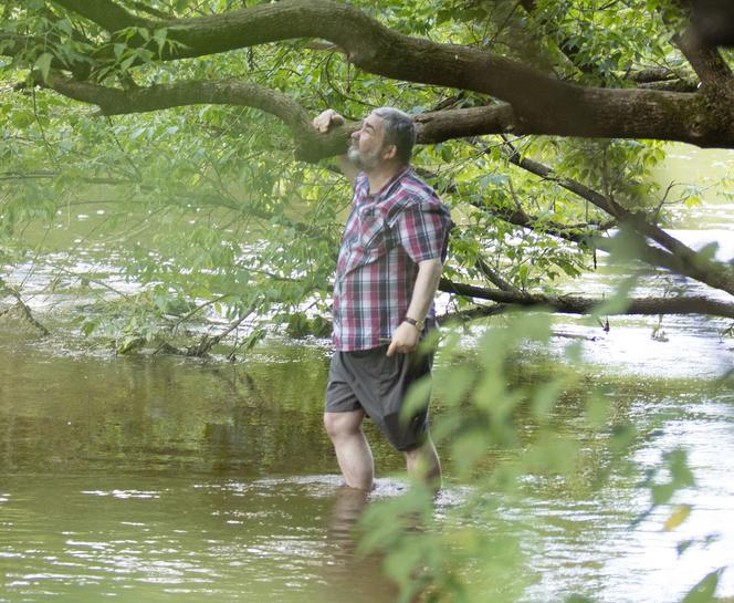 Karol Karski. Kupił flaszkę i odpoczął nad Świdrem