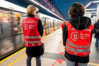 Nowe oznaczenia na stacji przesiadkowej metra Świętokrzyska