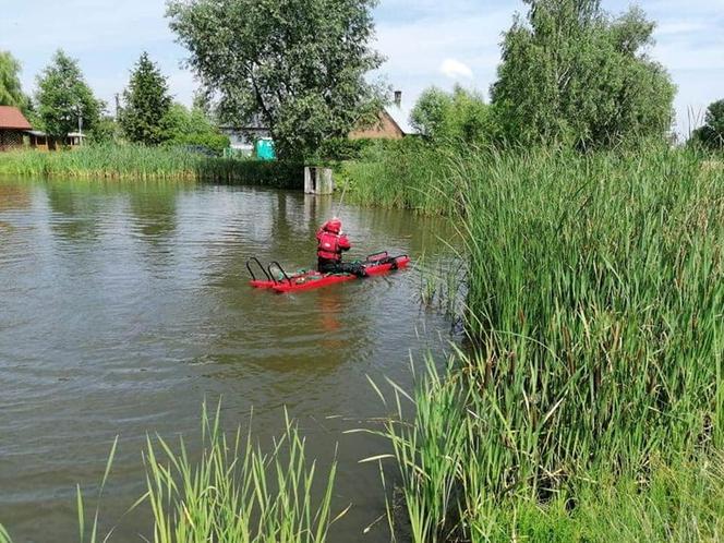 Łabędź zjadł żyłkę z wędkarskim haczykiem