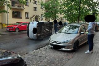 Kolizja na ulicy Śląskiej w Bydgoszczy! Jedno z aut wylądowało na boku [ZDJĘCIA]