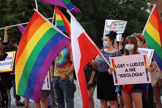 Demonstracja Stop tęczowej agresji w Toruniu. Środowiska LGBTQIAP+ protestują, prezydent odpowiada