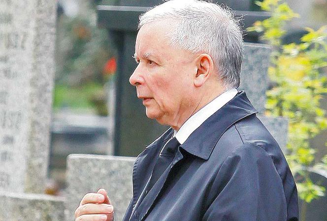 Wielka majówka polityków 2013: Kaczyński na cmentarzu