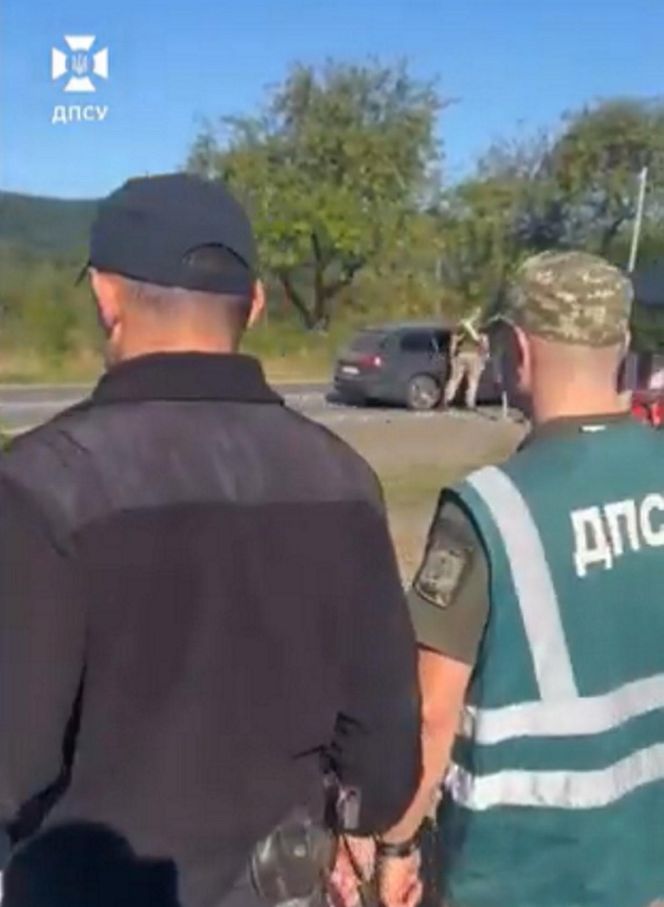 Ksiądz ukrył mężczyznę pod sutanną