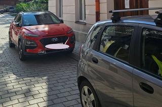 Mistrzowie parkowania opanowali Tarnów. Zdjęcia strażników miejskich wprawiają w osłupienie!