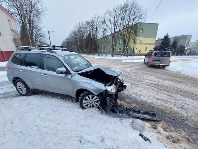 Kraksa na rondzie przy SP nr 11 w Starachowicach