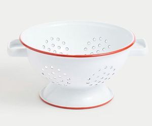 Domowe akcesoria emaliowane