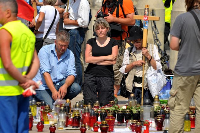 15. rocznica katastrofy smoleńskiej. Burzliwa historia krzyża sprzed Pałacu Prezydenckiego